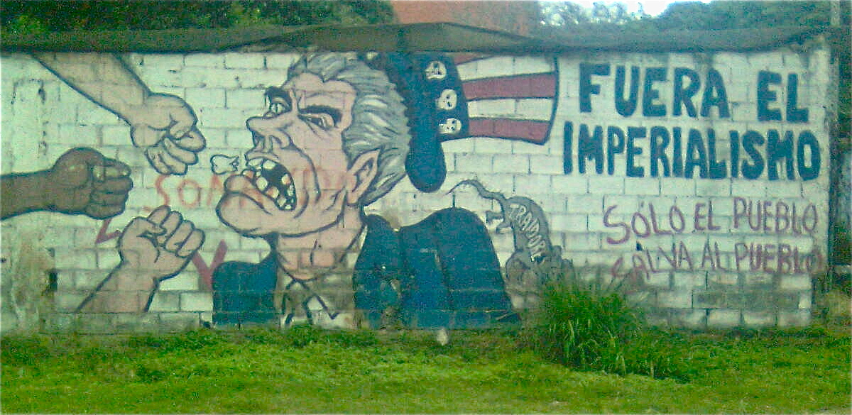 Mural callejero en Caracas con la consigna 'Fuera el imperialismo'.