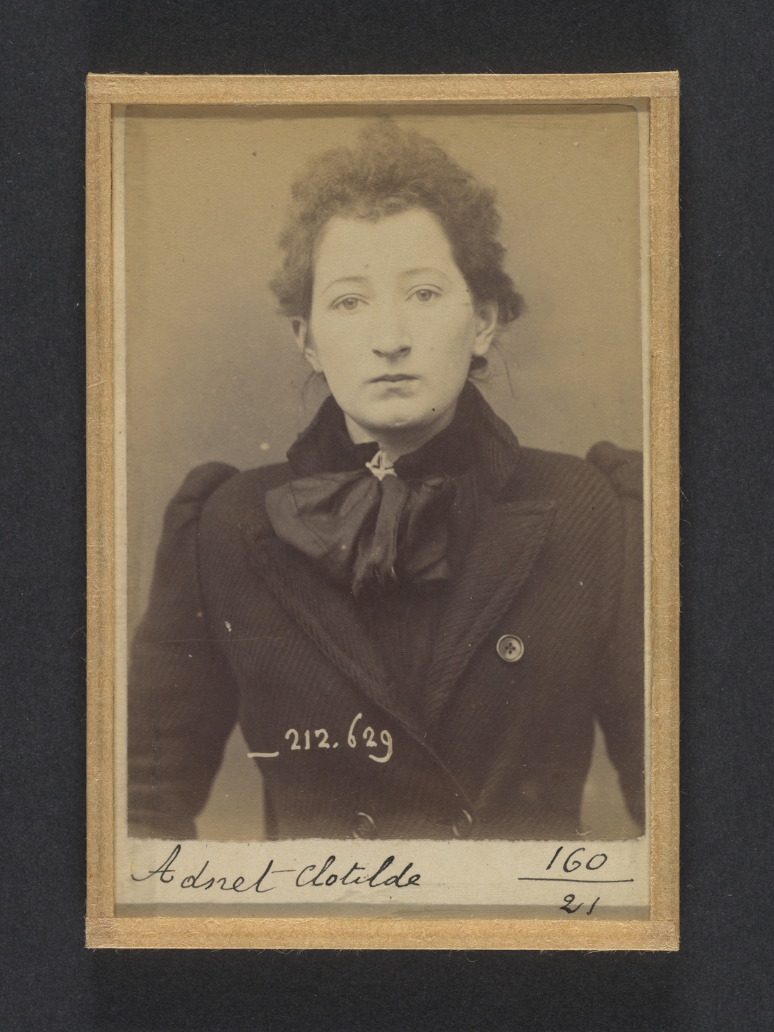 Clotilde Adnet, diecinueve años, bordadora. Su ficha policial de enero de 1894 conserva el número, el nombre y las medidas; la palabra que la clasificaba, “anarquista”, no está en la cartulina sino en el archivo que la ordena. La etiqueta rara vez se ve en la persona: vive en el sistema que la registra.Alphonse Bertillon, ficha antropométrica de Clotilde Adnet, registrada el 7 de enero de 1894. The Metropolitan Museum of Art, Nueva York. CC0, vía Wikimedia Commons.