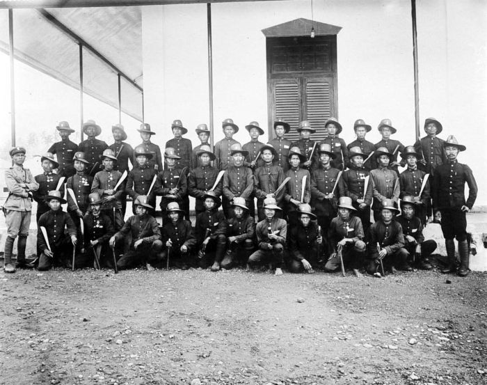 Fotografía histórica de un grupo de hombres uniformados de la policía de una plantación azucarera en Java.