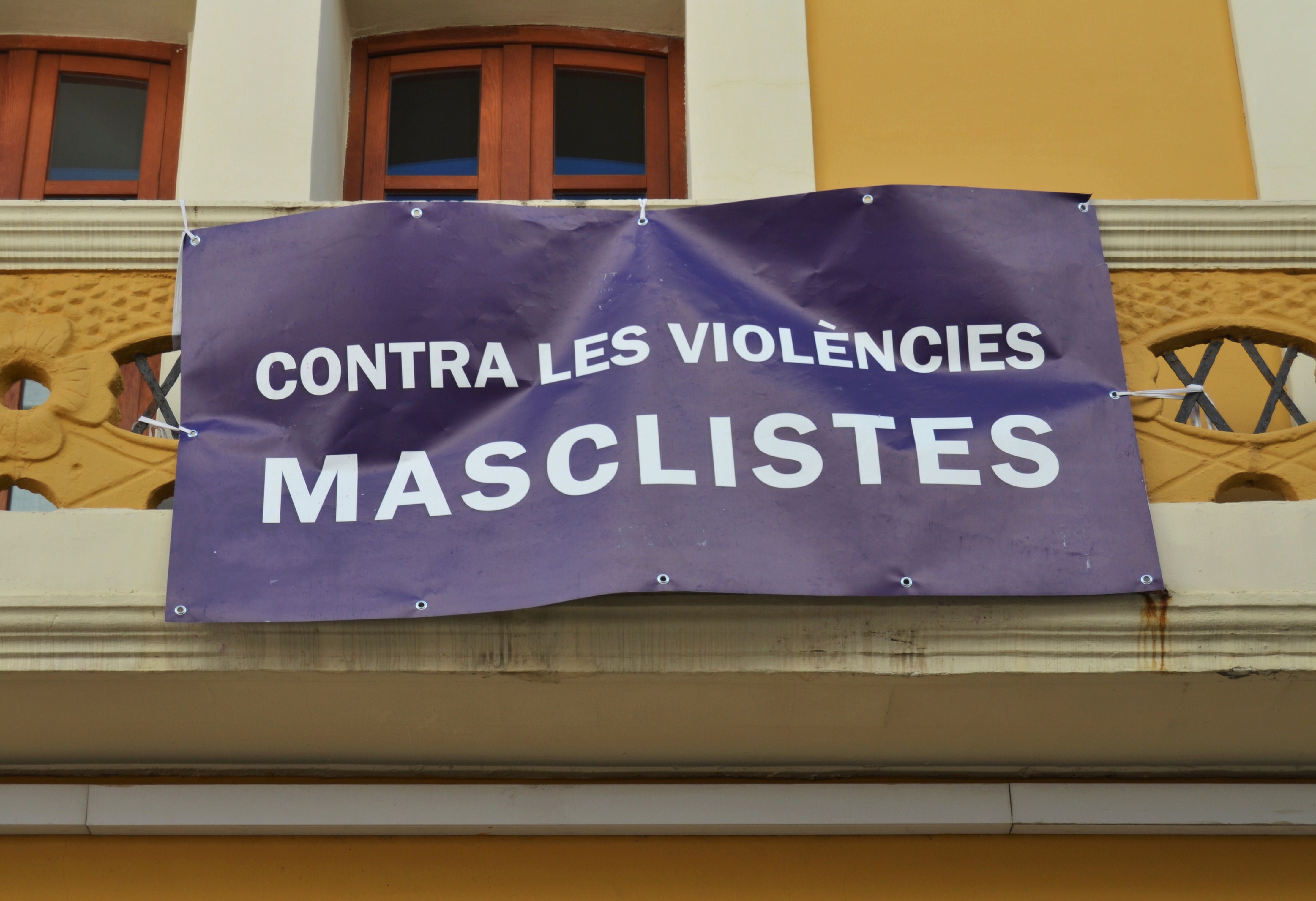 Pancarta contra las violencias machistas colgada en el balcón del ayuntamiento de Gata de Gorgos.